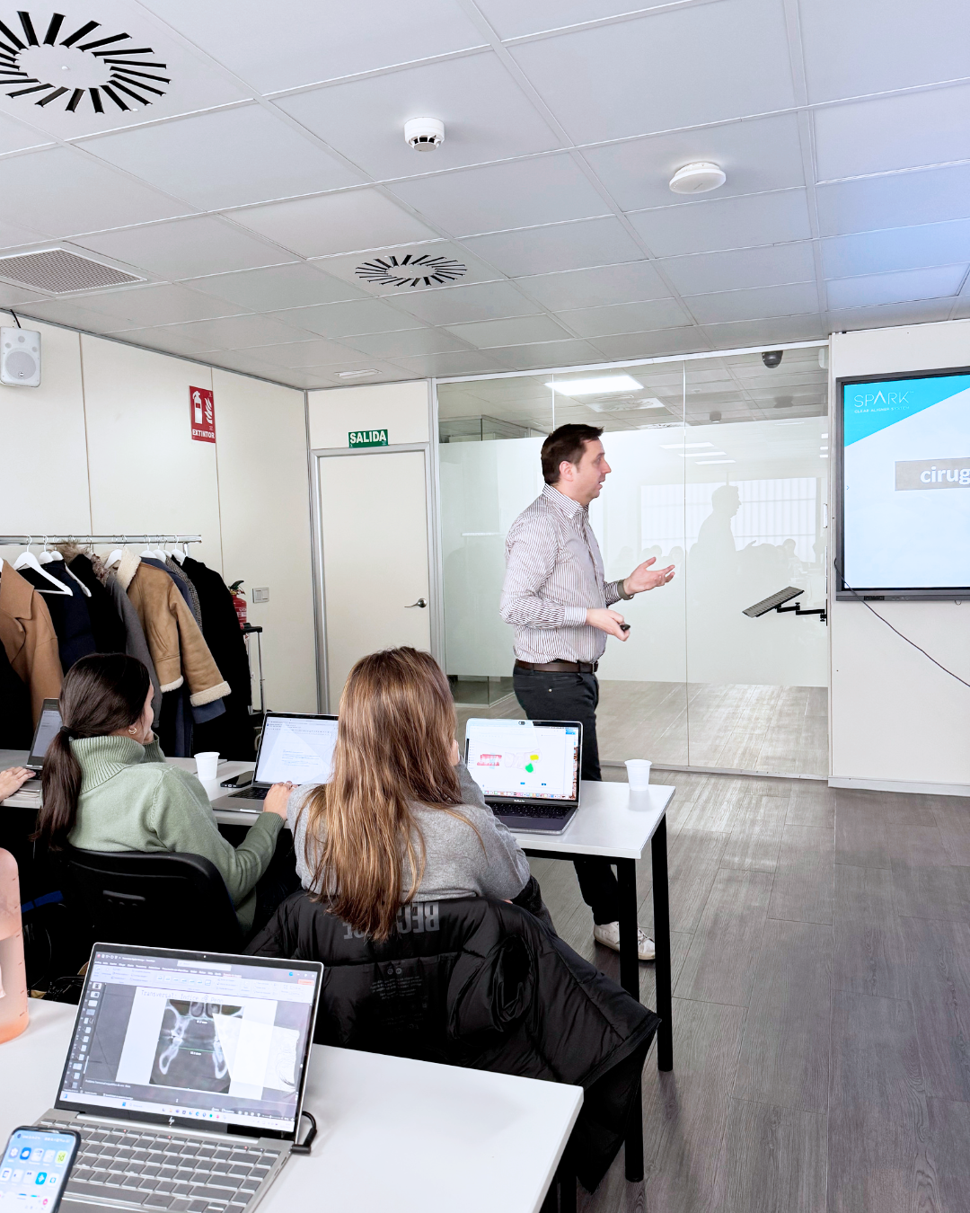 Dr. Ángel Navarro - Mordida cruzada con alineadores