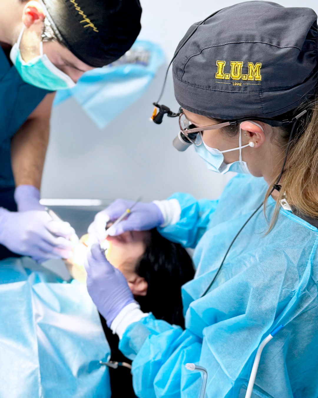 Residente Máster Periodoncia - Cirugía mucogingival