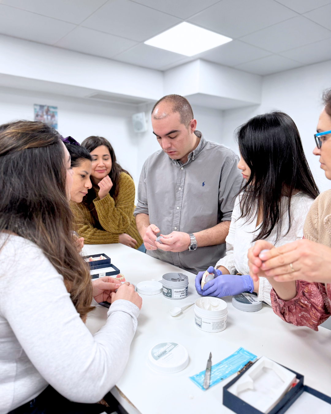 Dr. Pablo Sevilla - Taller de Carillas cerámicas