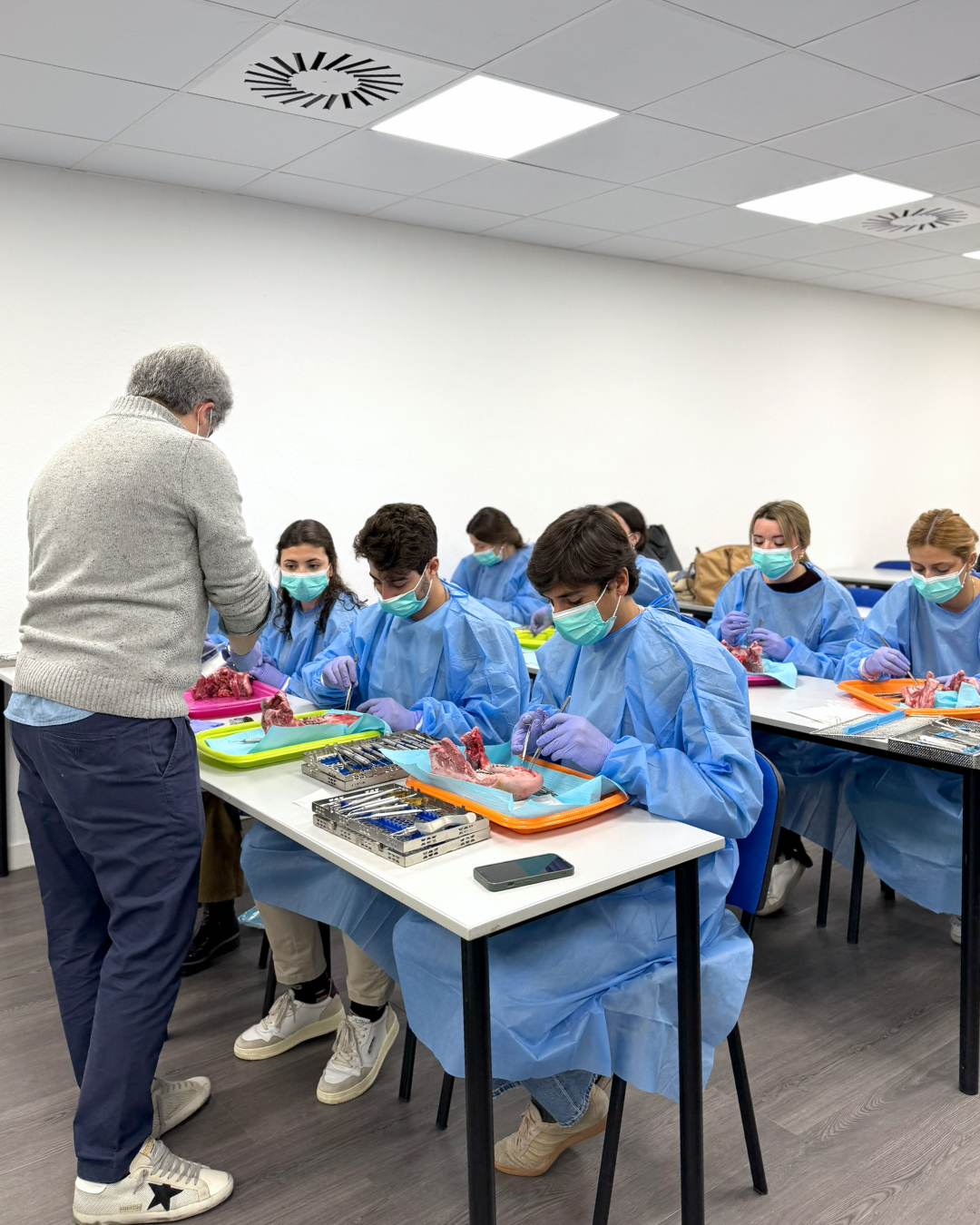 Dra. Adriana Castro y Dr. Jose Luis Mompell - Regeneraciones óseas verticales