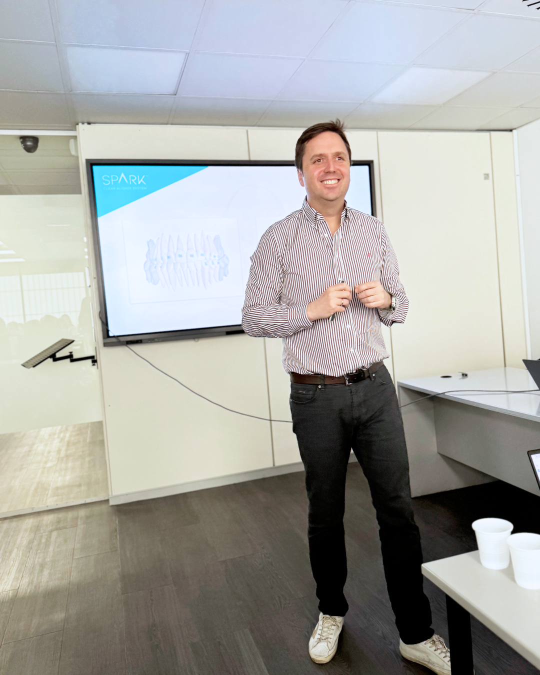 Dr. Ángel Navarro - Mordida cruzada con alineadores