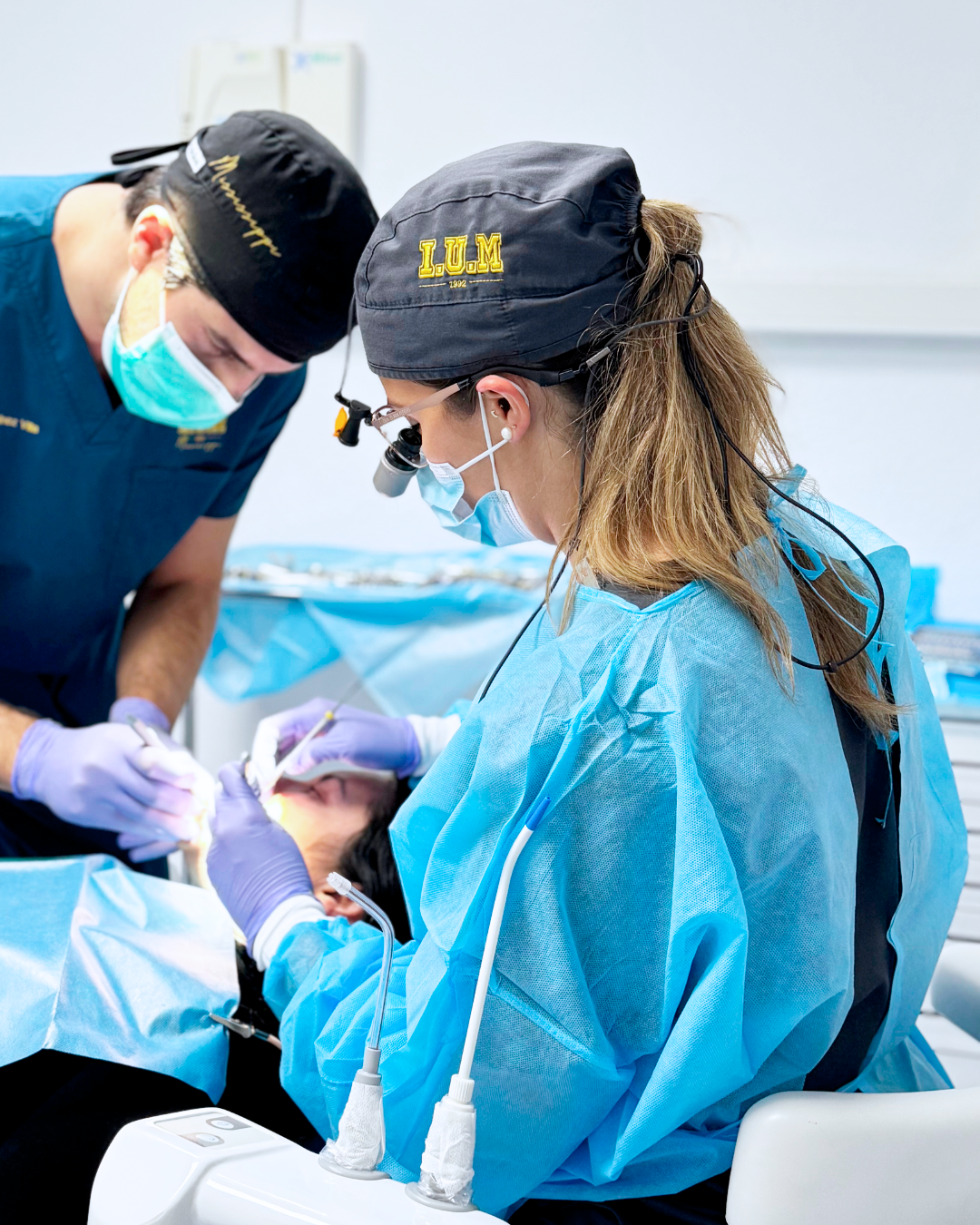 Residente Máster Periodoncia - Cirugía mucogingival