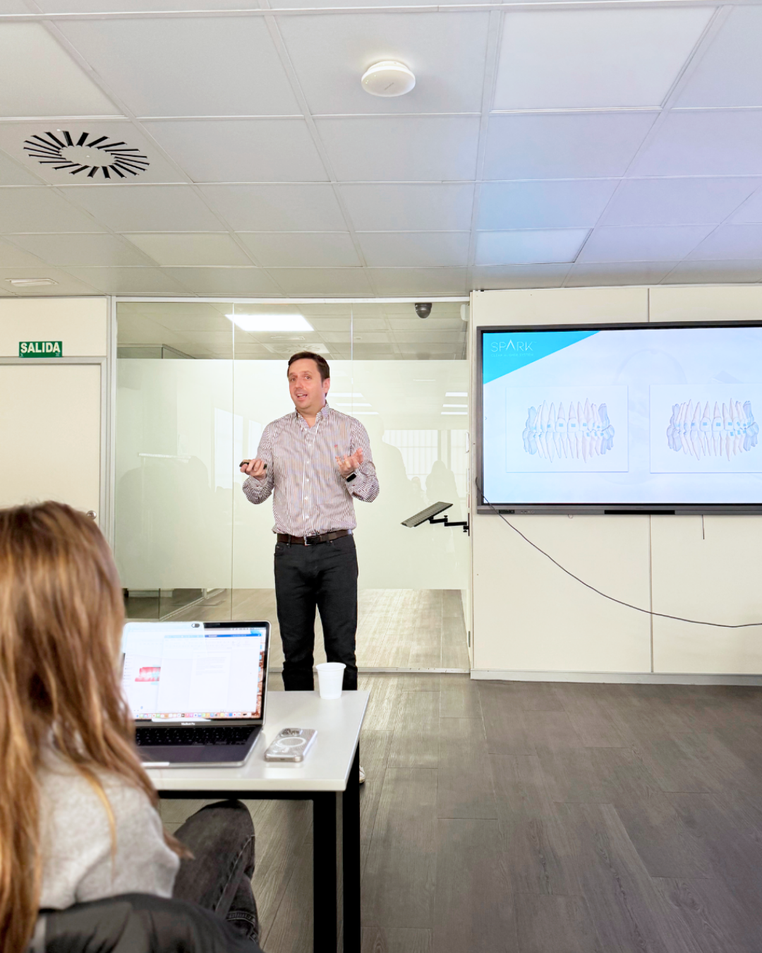 Dr. Ángel Navarro - Mordida cruzada con alineadores