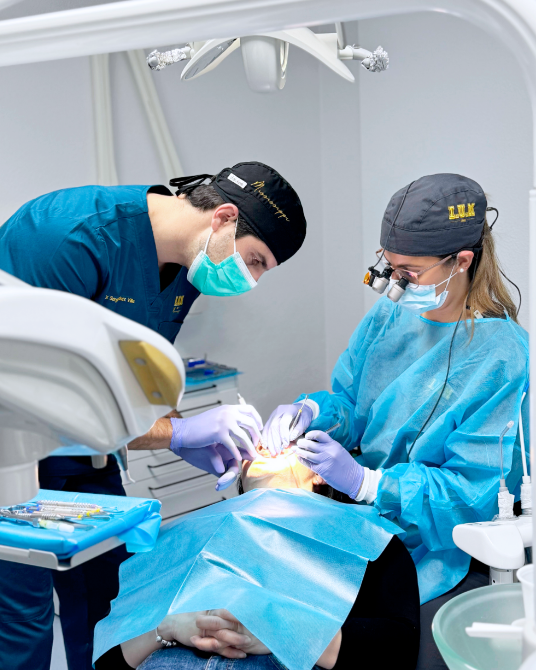 Residente Máster Periodoncia - Cirugía mucogingival