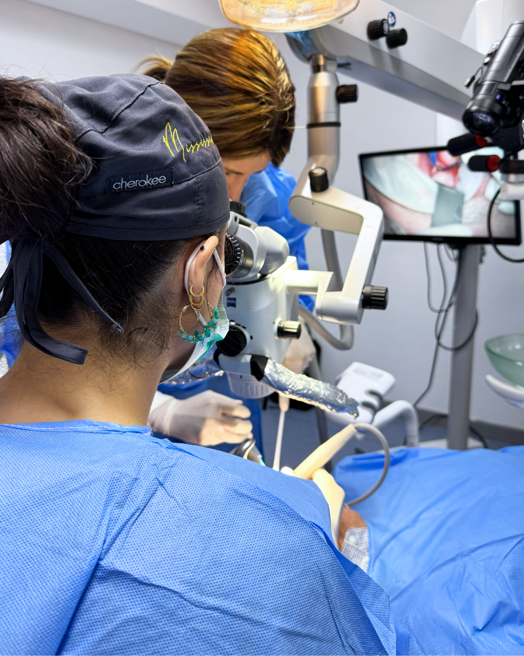 Residente Máster Endodoncia - Microcirugía Apical