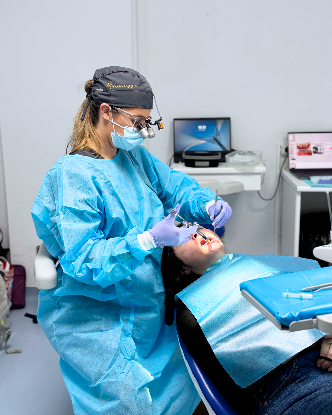 Residente Máster Periodoncia - Cirugía mucogingival