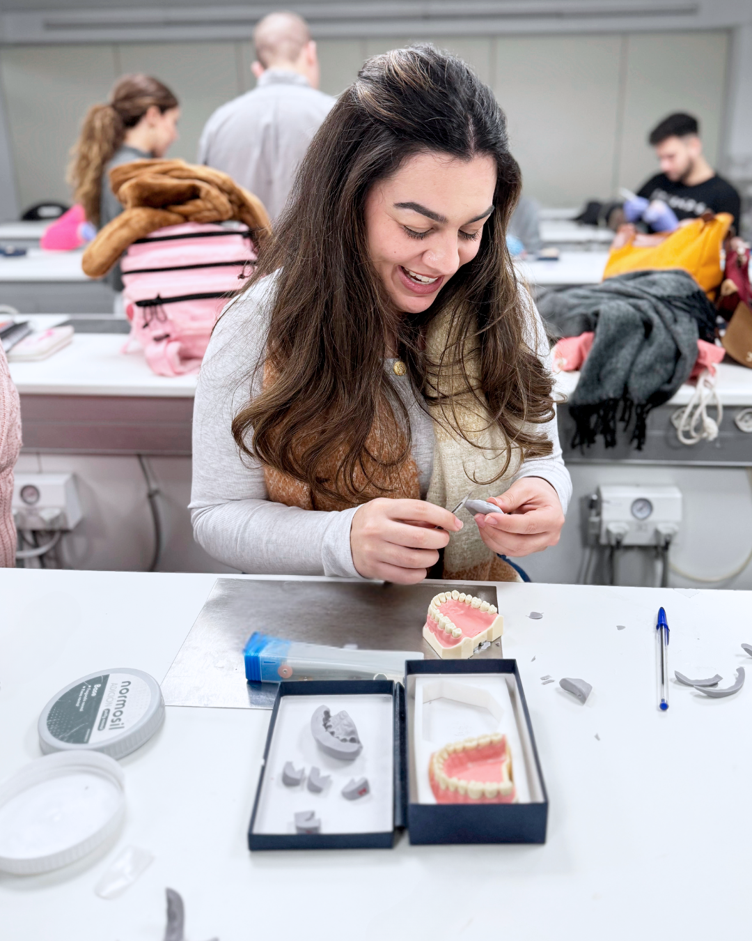 Dr. Pablo Sevilla - Taller de Carillas cerámicas