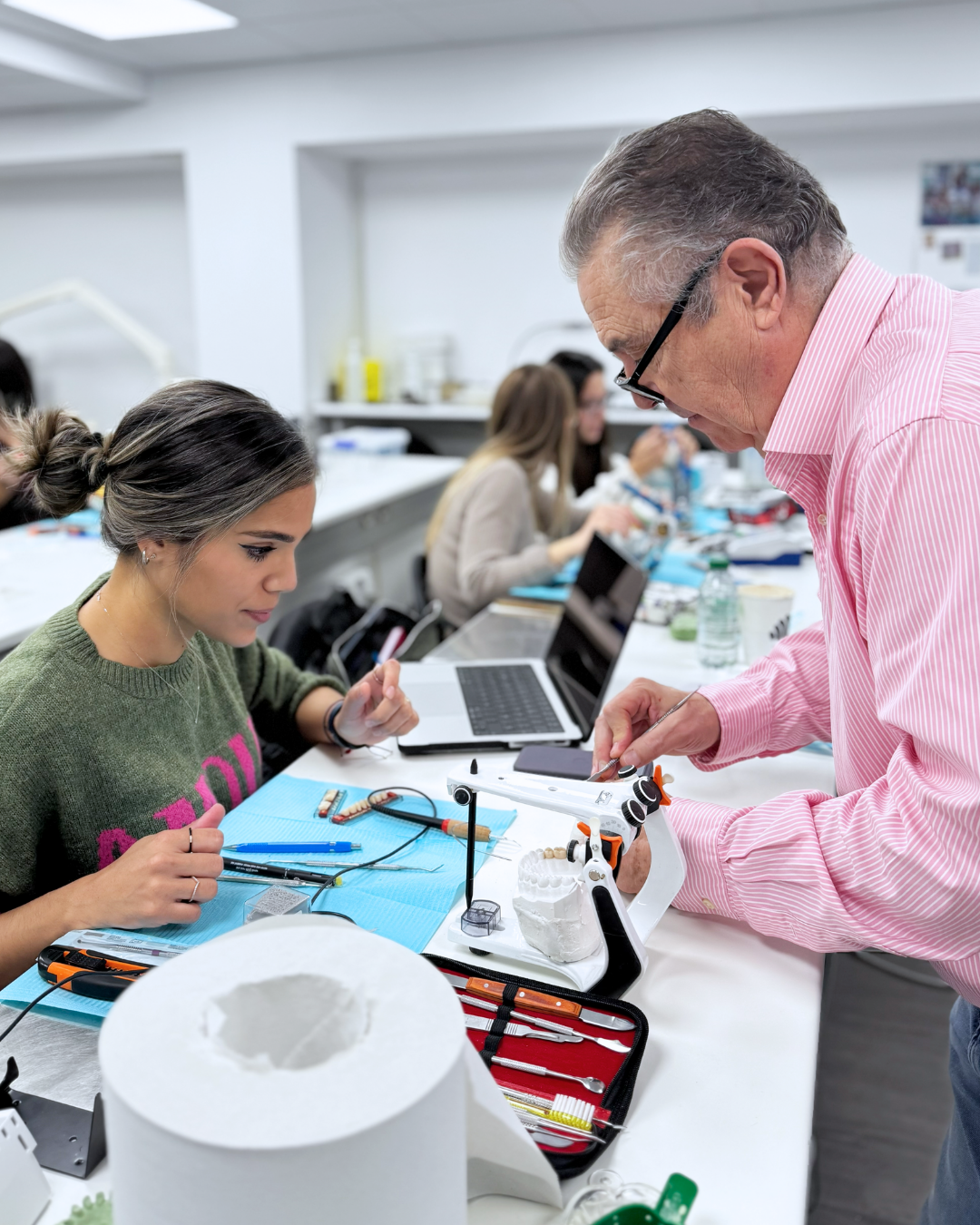 Dr. Francisco Troyano - Taller de montaje de dientes