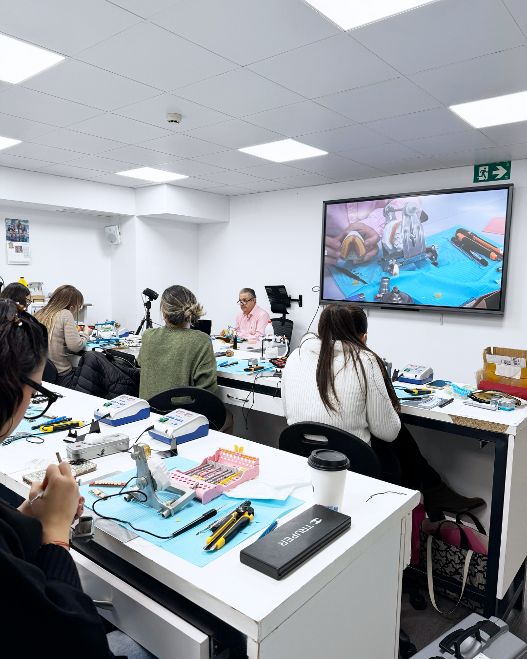 Dr. Francisco Troyano - Taller de montaje de dientes